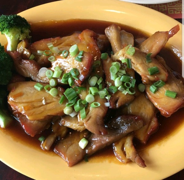 Roasted duck with scallions and broccoli in brown sauce
