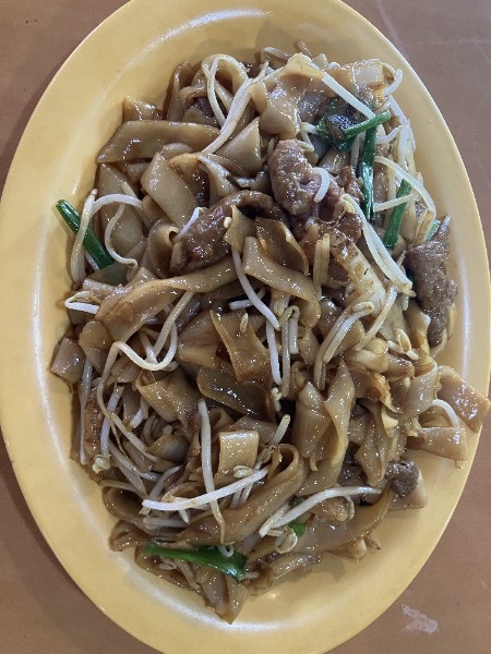 Stir-fried rice noodles with bean sprouts